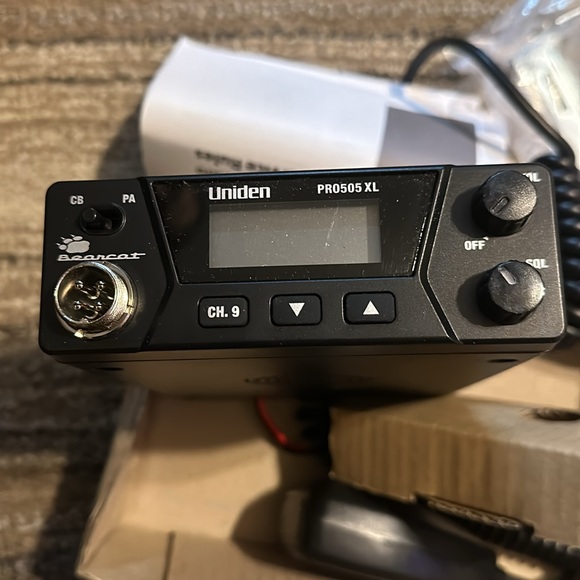 UNIDEN PRO505XL 40-CHANNEL COMPACT MOBILE CITIZEN BAND RADIO W/ BACKLIT DISPLAY - Picture 3 of 5